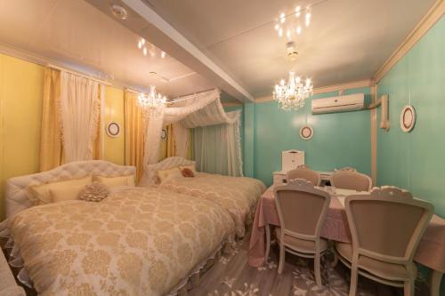 名古屋市にあるSakurAのベッドルーム1室(ベッド1台、テーブル、椅子付)