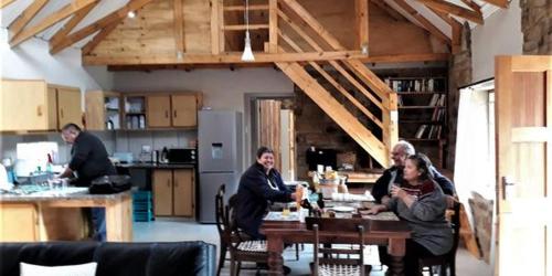 um grupo de pessoas sentadas numa mesa numa cozinha em MacFarlanes em Harrismith