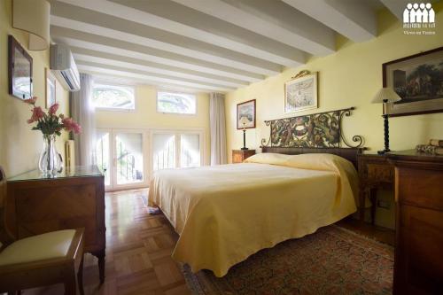 - une chambre avec un grand lit et des fenêtres dans l'établissement Ca' Cerchieri Mezzanine, à Venise