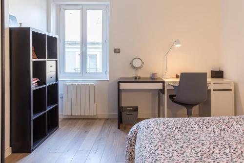 a bedroom with a desk and a bed and a desk and a chair at LOFT AU COEUR DE LA VALLÉE DE LA LOIRE in Montlouis-sur-Loire