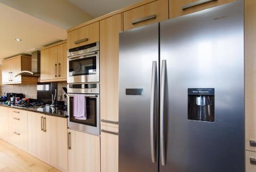 City Retreat, Spacious 4 Bed House, Games Room, Parking, Hot Tub & BBQ photo 11