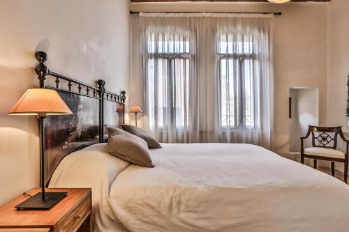 - une chambre avec un grand lit blanc et une lampe dans l'établissement Ca' San Lorenzo 1, à Venise