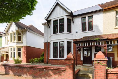 City Retreat, Spacious 4 Bed House, Games Room, Parking, Hot Tub & BBQ photo 20