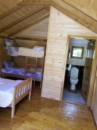 Tempat tidur susun dalam kamar di Villas Jezerca