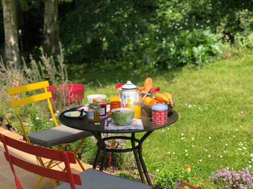 a table with food and drinks on it in a yard at Chambre au calme centre ville in Caen