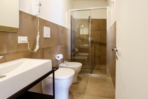 Un baño con inodoro, lavabo y ducha. en A I R Sant'Anna, en Nápoles