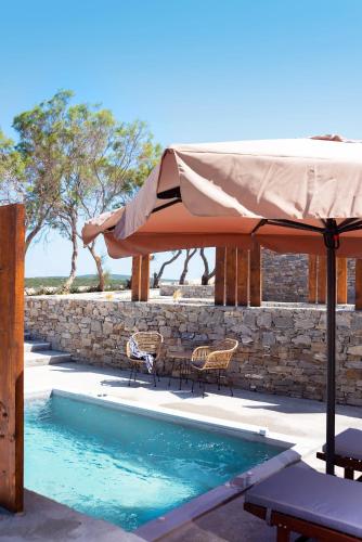 Paros Comfy Suitesの敷地内または近くにあるプール