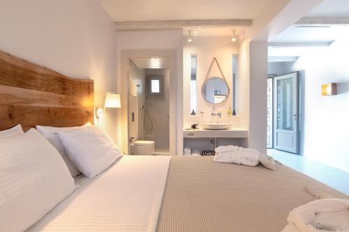 Paros Comfy Suitesにあるベッド