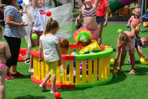 a group of children playing with balls in a sandbox at Parkim Ayaz Hotel in Gümbet