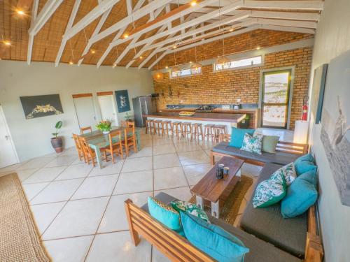 Una sala de estar con un sofá y un bar. en Casa Naroo, en Praia do Tofo