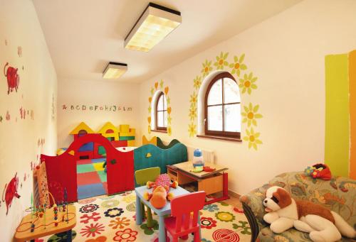 a childs room with a play room with play equipment at Sporthotel Schönruh in Ehrwald
