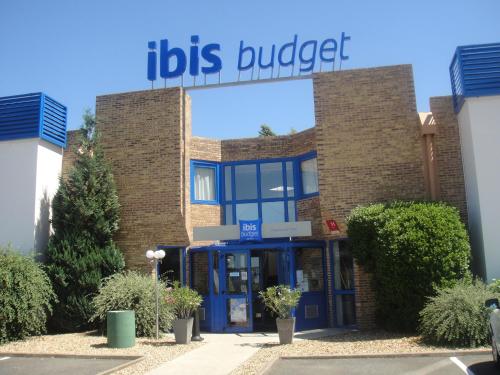 a building with a sign that reads jobs budget at ibis budget Châtellerault Nord in Châtellerault