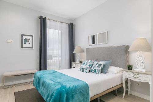 Postel nebo postele na pokoji v ubytování Zurriola Suites2 by Forever Rentals