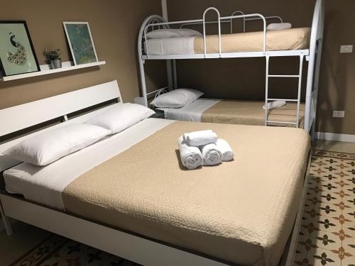 1 dormitorio con 2 literas y toallas en Jennys place en Palermo