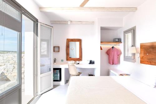 ナウサにあるParos Comfy Suitesの白い部屋(大きな窓、テーブル付)