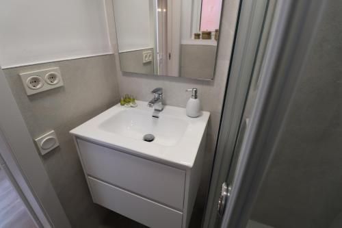 A bathroom at Cool Apartment - Parc Migdia - Center Girona