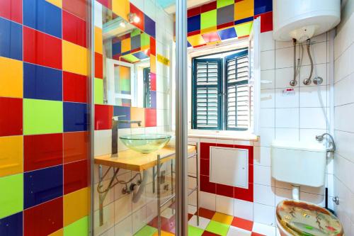 y baño colorido con ducha y lavamanos. en Summer Dream Old City Apartment, en Dubrovnik