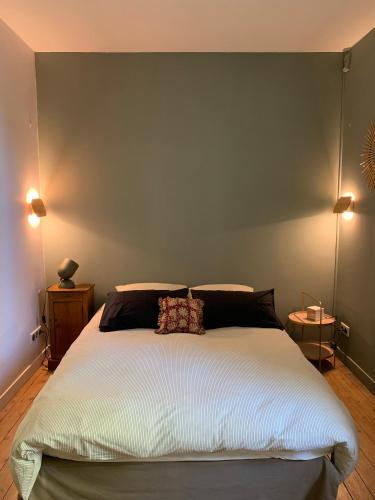 une chambre avec un grand lit blanc avec deux lampes dans l'établissement La suite & Caux 2, à Cany-Barville