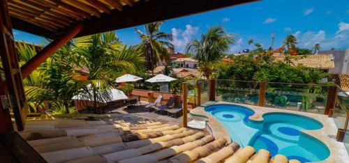 een uitzicht op het zwembad van een resort bij Sobrado da Vila Hotel in Praia do Forte