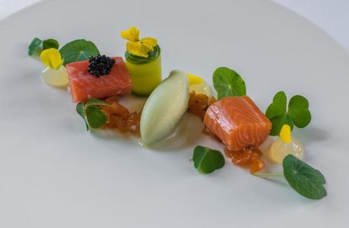 ホテルの敷地内または近くでの食事または食べ物