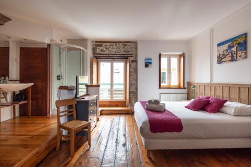 - une chambre avec un grand lit et un lavabo dans l'établissement Le Doris by Cocoonr, à Saint-Malo