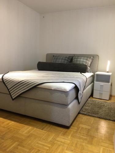 a bed in a bedroom with a white wall at Ferienwohnung Helmut Beisiegel in Traisen