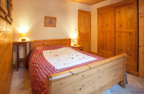 a bedroom with a wooden bed in a room at Chalet la Lauzette in Bessans
