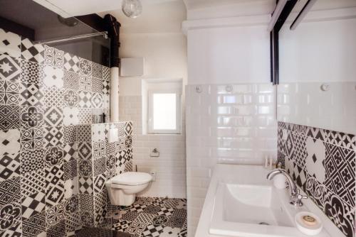 une salle de bain avec toilettes et lavabo dans l'établissement 26 nice Vieux Nice, à Nice