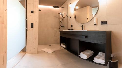 Bilik mandi di Cirna Gentle Luxury Lodges