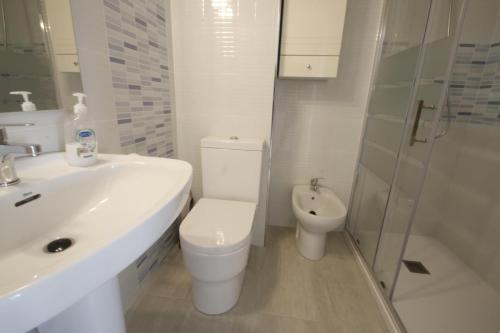 ミアミ・プラトーヤにあるCasa Carmen 4のバスルーム(トイレ、洗面台、シャワー付)