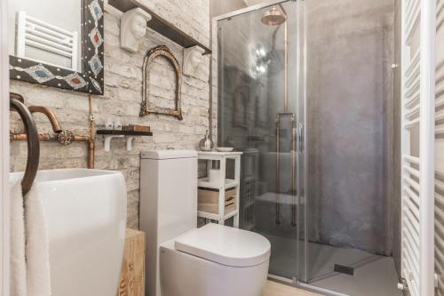 uma casa de banho com um WC e um chuveiro em Ca' Via della Seta em Veneza