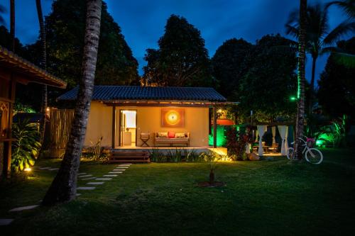 a house with a garden at night at Pousada Recanto do Arraial in Arraial d'Ajuda