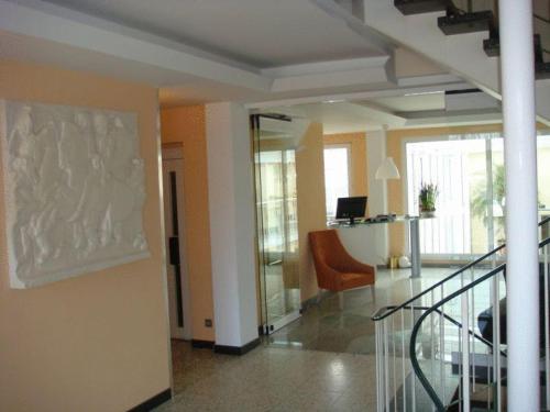 TV a/nebo společenská místnost v ubytování Lindemann Hotel