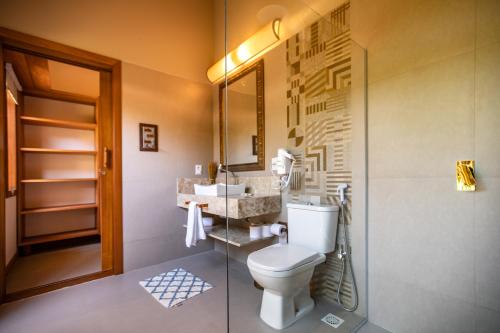 a bathroom with a toilet and a sink at Pousada Recanto do Arraial in Arraial d'Ajuda