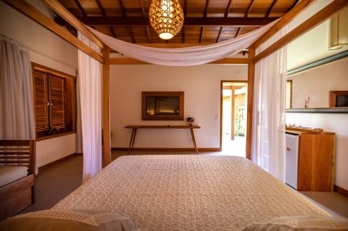 a bedroom with a bed in a room at Pousada Recanto do Arraial in Arraial d'Ajuda