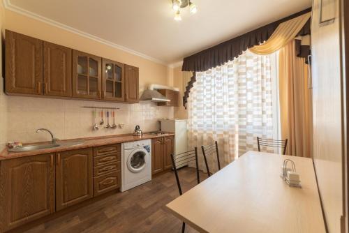 A kitchen or kitchenette at Alexandra Guest House