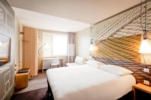 A bed or beds in a room at Ibis Sion