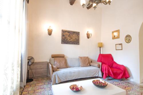 un soggiorno con un divano e un tavolo di Senglea medieval house a Senglea