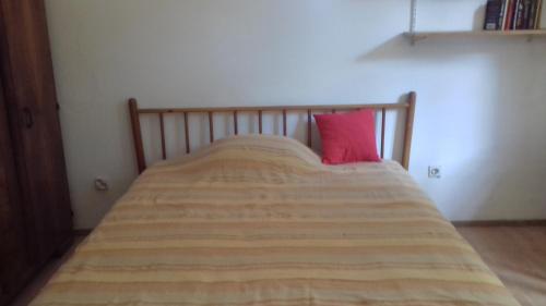 łóżko z dwoma różowymi poduszkami na górze w obiekcie kod Elipse w Zagrzebiu