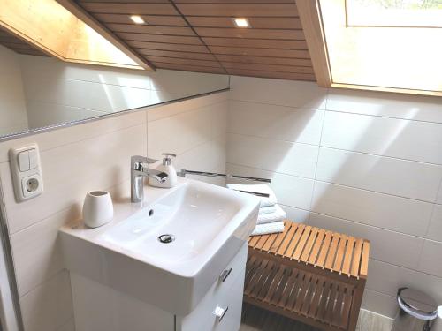 un baño con lavabo y espejo en Ferienwohnung Edelweiß, en Bolsterlang