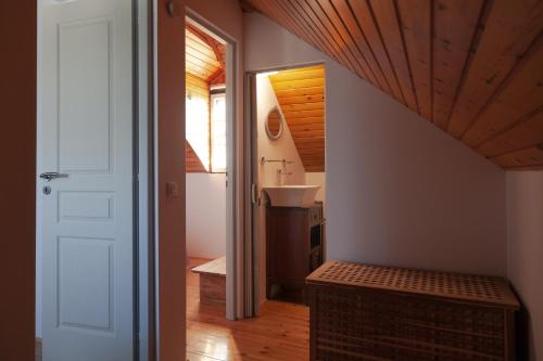 baño con lavabo y pasillo con escalera en Vartan's Summer House, en Kalamaki