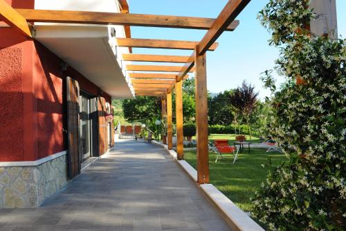 a pergola over a walkway outside of a building at Country House Il Papavero in Bagnoli Irpino