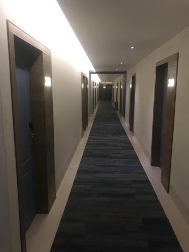a corridor of a hallway with doors and a long aisle at Hotel Expo Abastos in Guadalajara