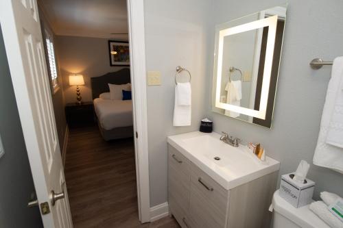 Kamar mandi di Frenchmen Orleans at 519, Ascend Hotel Collection