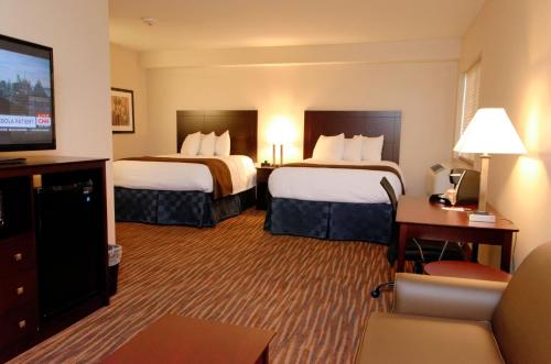Ένα ή περισσότερα κρεβάτια σε δωμάτιο στο Cobblestone Inn & Suites Fort Madison