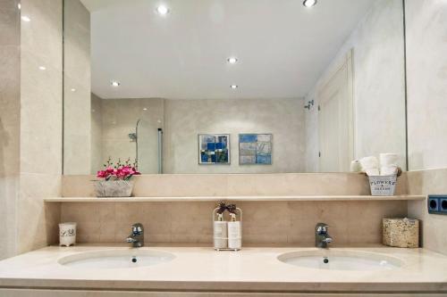 ソトグランデにあるPolo Royale Waterfront Luxury Apt - 3 terraces and poolの洗面台が2つと鏡があるバスルーム