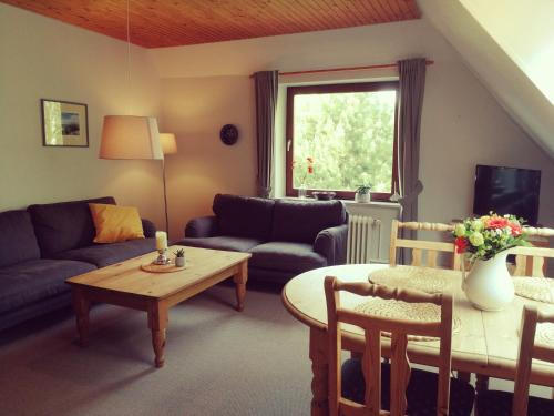 un salon avec un canapé et une table dans l'établissement Alter Erker, à Fehmarn