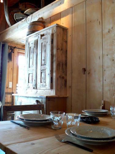 une table en bois avec des plaques au-dessus dans l'établissement Le Grenier à Luge, aux Gets