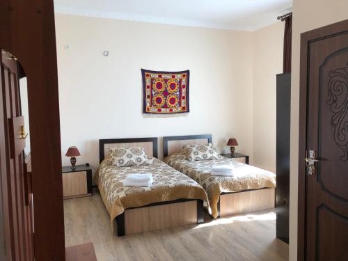 Postel nebo postele na pokoji v ubytování Saroy Guest house