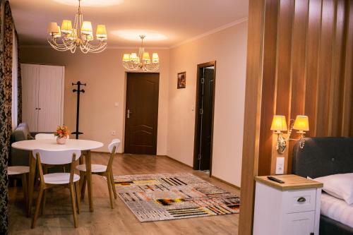 Sîngeorgiu de PădureにあるCasa Claudiaのテーブルとダイニングルームのあるリビングルーム